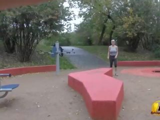 Jump ja jooksmine alasti sisse avalik park poolt katerina-hartlova