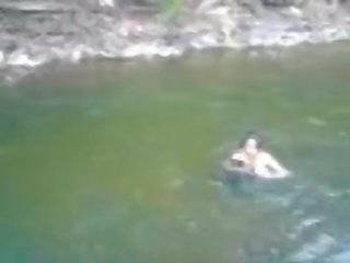 Fantastický a prsatá amatér dospívající stunner plavání nahý v the řeka - fuckmehard.club