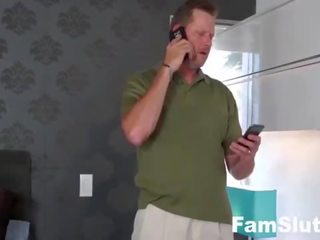 Simpatik adoleshent fucks step-dad në shkoj telefon prapa | famslut.com