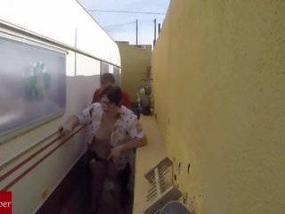 Castigada en el rincón de follar. En la calle en público con voyeur spycamGUI023