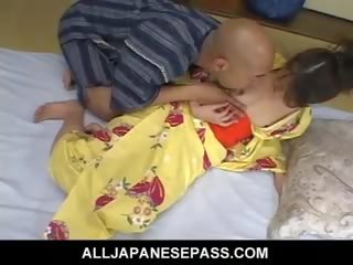 Libidinoso full-blown japonesa madura asaltacunas en un kimono paseos un duro manhood