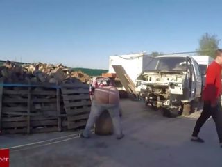 Follada por detrás a ลา gorda en el vertedero de coches.gui018