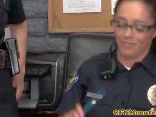 Γυναίκα κυρίαρχος αστυνομία milfs σε στολή
