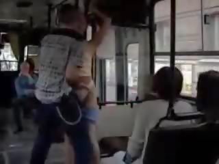 Publisks netīras filma uz crowded autobuss