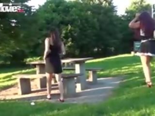 Two lesbians casually flash their pussies in a jemagat öňünde park