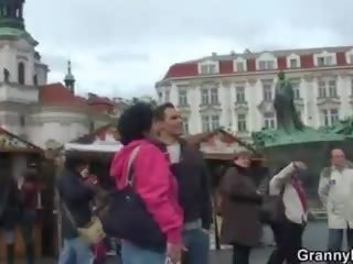 Babičky turistický dostane vyzvednout nahoru a bušil