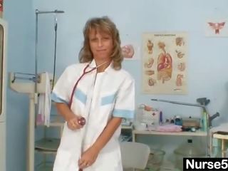 Szczupłe mamuśka starszy pielęgniarka zabawki jej cipka na fotel ginekologiczny