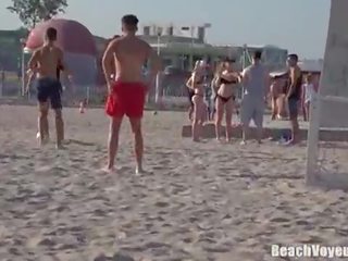 Attractive bikini latine adoleshencë i madh bythë sandale me një gisht