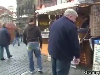 Bunicuta turist jumps pe pula