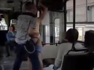 Avalik räpane film sisse rahvarohke buss