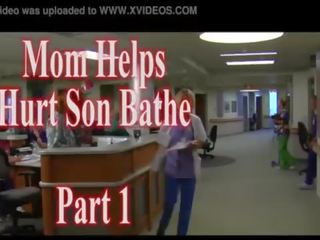 Mama helps bolieť syn bathe časť jeden