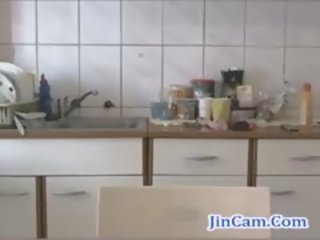 Bionda milf scopa anale con giocattoli e masturba in cucina