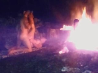 Tard nuit bonfire baise